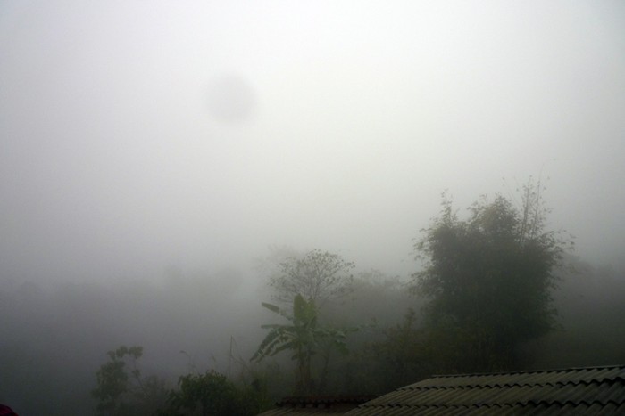 Đất trời Kim Bon mịt mù trong sương mù và rả rích mưa phùn. (Ảnh Thu Hòe)